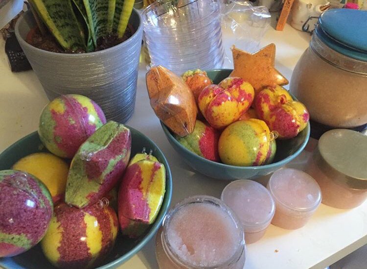 LindsayG_L's tweet photo. One of my fave pastimes is making bath products - bath bombs, scrubs and shea body butters packed full of essential oils. I find it calming to create and they smell wonderful and make lush gifts. Crafting is a great way to unwind, make the time for you #HealthierMeAtWork https://t.co/CZt8T59jUO