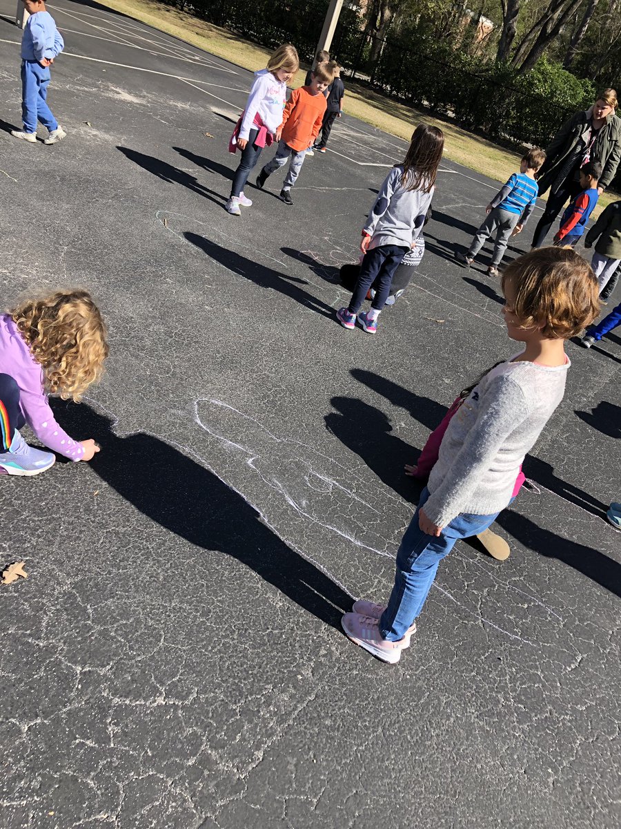 kinardmde's tweet photo. Using our feet to measure shadows! #kindergarten #math #mdelem @mrsbrileskinder @Mrs_Wooten_MDE @MDEsbisd https://t.co/1tzI5k7ZlK