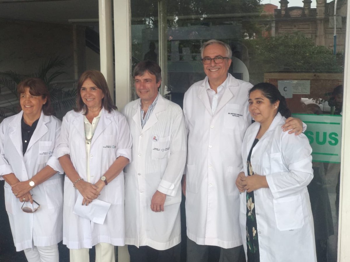 Graciela, Lucia y yo con el equipo de cirugía que operó a Barbarita en el Htal de Niños. Barbarita tiene Intestino corto y muy pocos saben y pueden operar esta gravísima patología.  Felicitaciones Cristian Villalonga y Patricia Ríos.