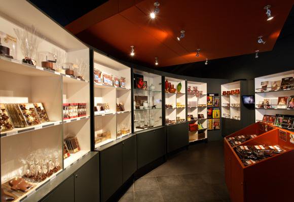 euro_tour's tweet image. 🇫🇷パリ『チョコレート・グルメ博物館🍫💓』　オペラ座（ガルニエ）から程近い場所。チョコレートの歴史を紹介。年に2～3回ほど、展示物を入れ替えて最新のチョコレート事情を紹介♪ #ChocoStoryParis 
👉bit.ly/2Mu5mBu
➡パリのプチホテル：euro-tour.co.jp/petit-hotel/