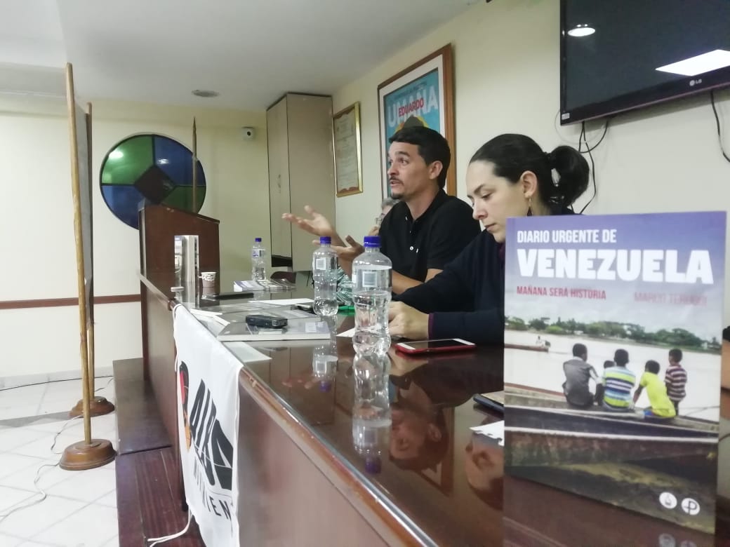 lanzasyletras's tweet photo. @Marco_Teruggi  en la presentación de su libro "DIARIO URGENTE DE #VENEZUELA" en #Bogotá: "La derecha venezolana niega al pueblo porque está totalmente subordinada a los intereses estadounidenses, lo que venga seguro será peor".

Más sobre el libro: https://t.co/VIMZW2C4nL https://t.co/nOMuTh1X79