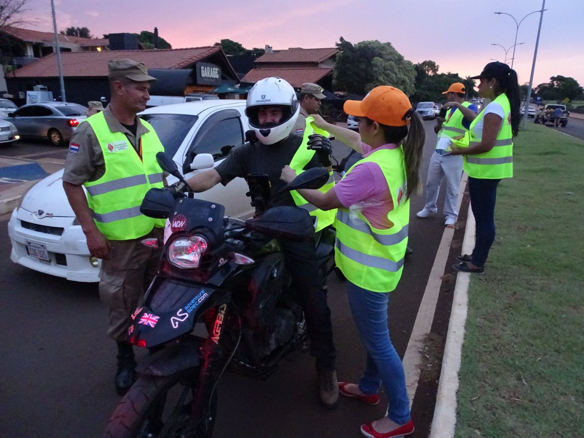 antsv_py's tweet photo. En el marco de la campaña #VeranoSeguroPy, activamos en la Costanera de Hernandarias (Avenida Gastronómica), donde entregamos materiales educativos y chalecos reflectivos.
#VeranoSeguroPy #ParaguayDeLaGente #SeguridadVialEsResponsabilidadDeTodos https://t.co/IdHAksHt5S