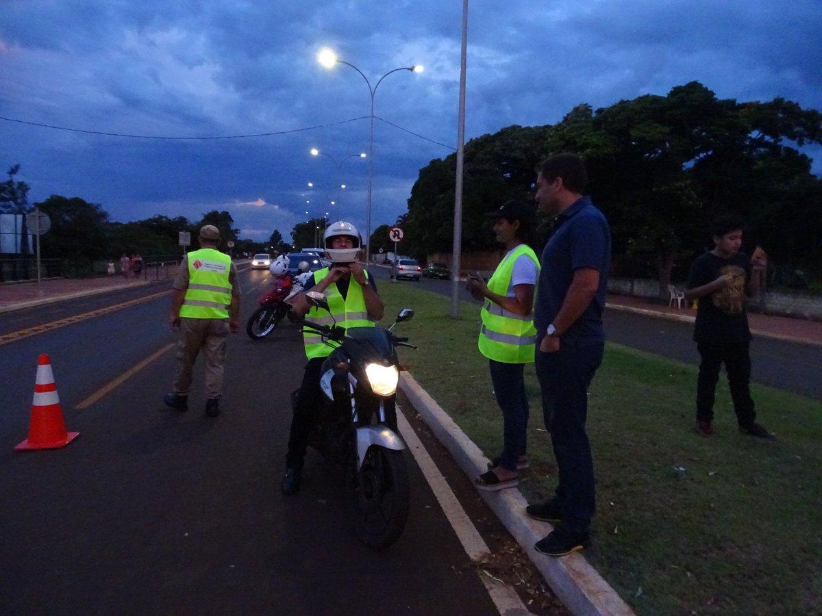 antsv_py's tweet photo. En el marco de la campaña #VeranoSeguroPy, activamos en la Costanera de Hernandarias (Avenida Gastronómica), donde entregamos materiales educativos y chalecos reflectivos.
#VeranoSeguroPy #ParaguayDeLaGente #SeguridadVialEsResponsabilidadDeTodos https://t.co/IdHAksHt5S