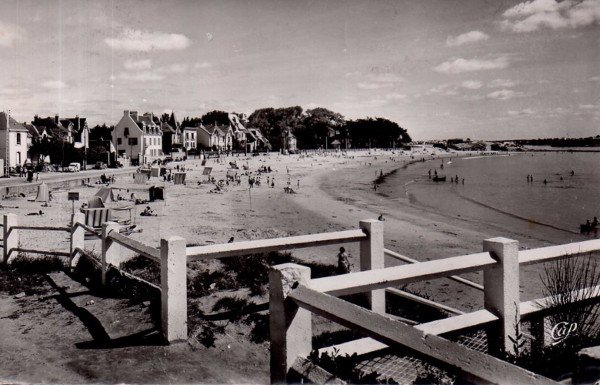 enenvor's tweet image. La mutation d'un espace tourné vers la pêche et la marine de guerre en aire touristique n'est pas sans provoquer des tensions: l'exemple de Larmor-Plage, près de Lorient, dans les années 1970.
enenvor.fr/eeo_actu/apres… Par .@R1Le_Gall #Bretagne #Lorient #Larmor #Tourisme