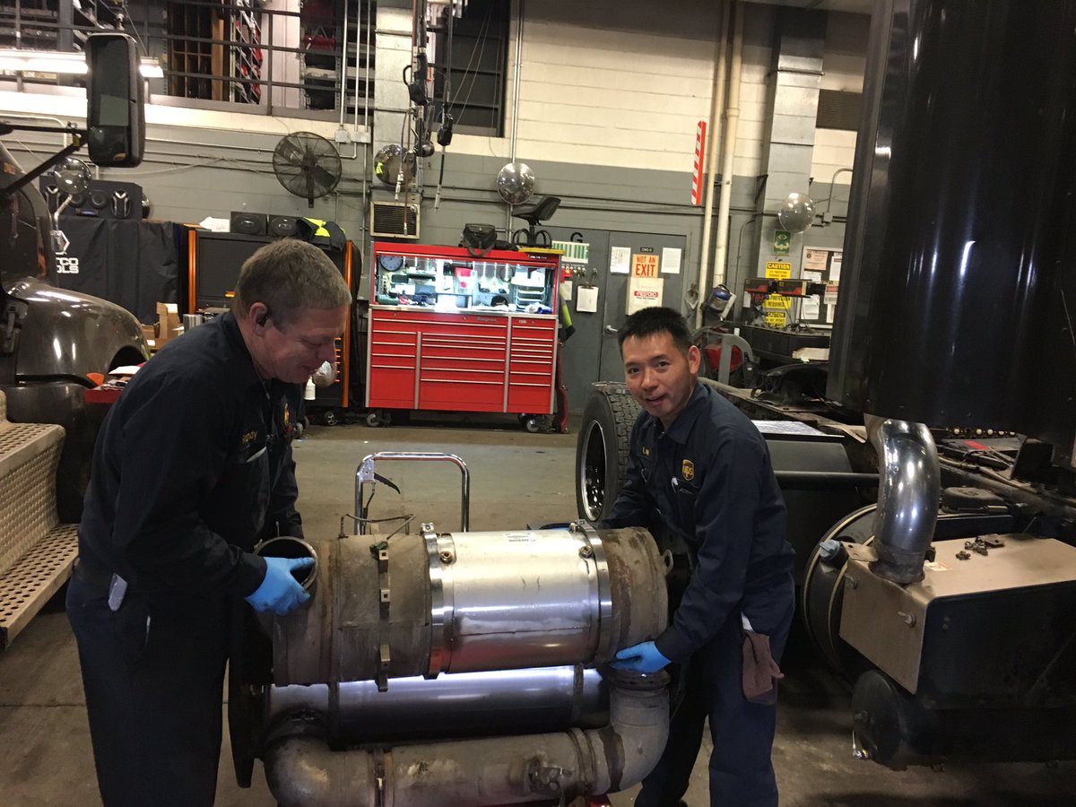 #caughtsafely with a team lift to prevent injury. Outstanding job to Randy and Le for working together to make that most important stop.  Great job! @DesertMTUPSers <a href="/DarrenMooreDM/">Darren Moore</a> <a href="/kennethcherry26/">Kenneth</a> <a href="/MikeBackus4/">Mike Backus</a> #automotivedm