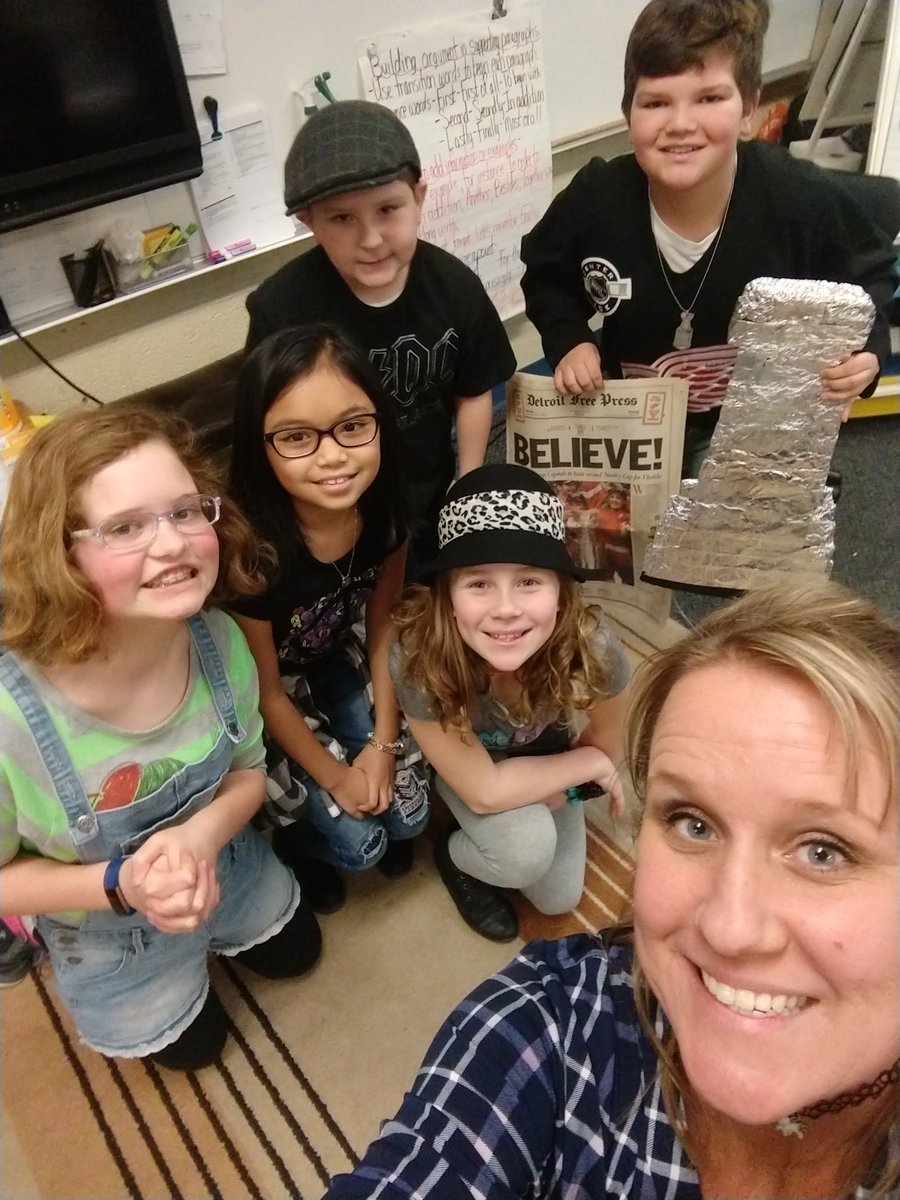 MrsDeAngelo02's tweet photo. Chillin' 90s style today on the 90th day of school! I love being their teacher! #GSD #GSDpride #whyIteach #1990s #NationalComplimentDay https://t.co/AIfuG6bggL