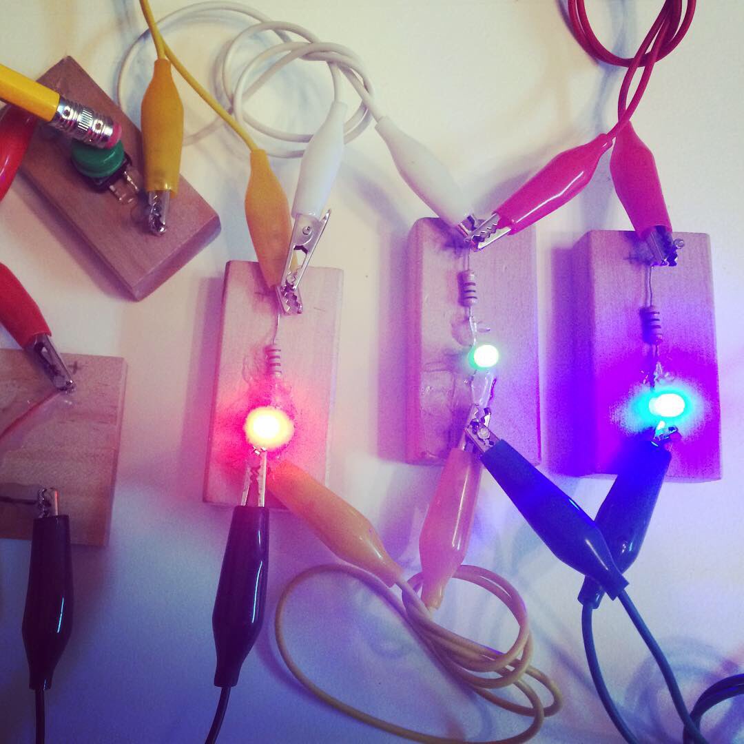 judebrisson's tweet photo. Want more representation of women and girls in STEM? Share pics of them. Wish STEM programs were more accessible? Volunteer. Can't afford electronics kits? Make 'em. You 👏 can 👏 do 👏it! #stemgirls #STEMed #diyelectronics #circuitblocks #STEMeducation #simplecircuits https://t.co/DDJBqSDnLK