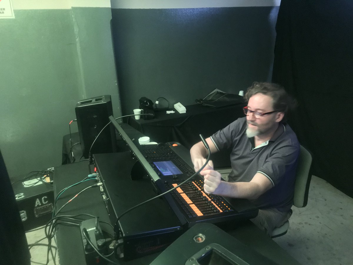 VeckiSalerno's tweet photo. CR19 - ESTUDIO VIRTUAL DE PROGRAMACION DE LUCES. BALS  En foto... JUAN JOSE LENCE de Skay y Los Fakires, MARTIN MUJICA, de Las Pelotas, PATRICIO TEJEDOR de Ciro y Los Persas y RODO CRESPO de LPDA.... capos!!!! @josedpalazzo https://t.co/PWAAx6JfKJ