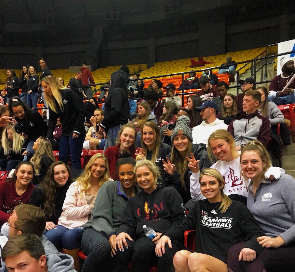 ULM_VB's tweet image. Great to be here tonight supporting @ULM_MBB with @ULM_BeachVB! 🏀 #athletessupportingathletes #defendthenest #bottomleft #weseeyou 👀