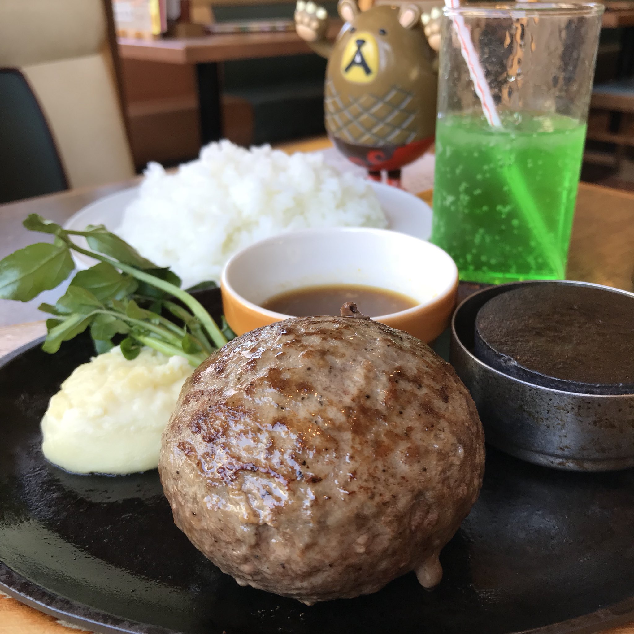 バーグマン田形 ココスの まんまるハンバーグ を和風ステーキソースでいただきバーグ 牛肉100 粗挽きのハンバーグ は中がレア系 ペレットで好みの加減に焼き締めるのは外食ならでは このご馳走感は格別です 塩コショウの具合もほどよくて ソースなし