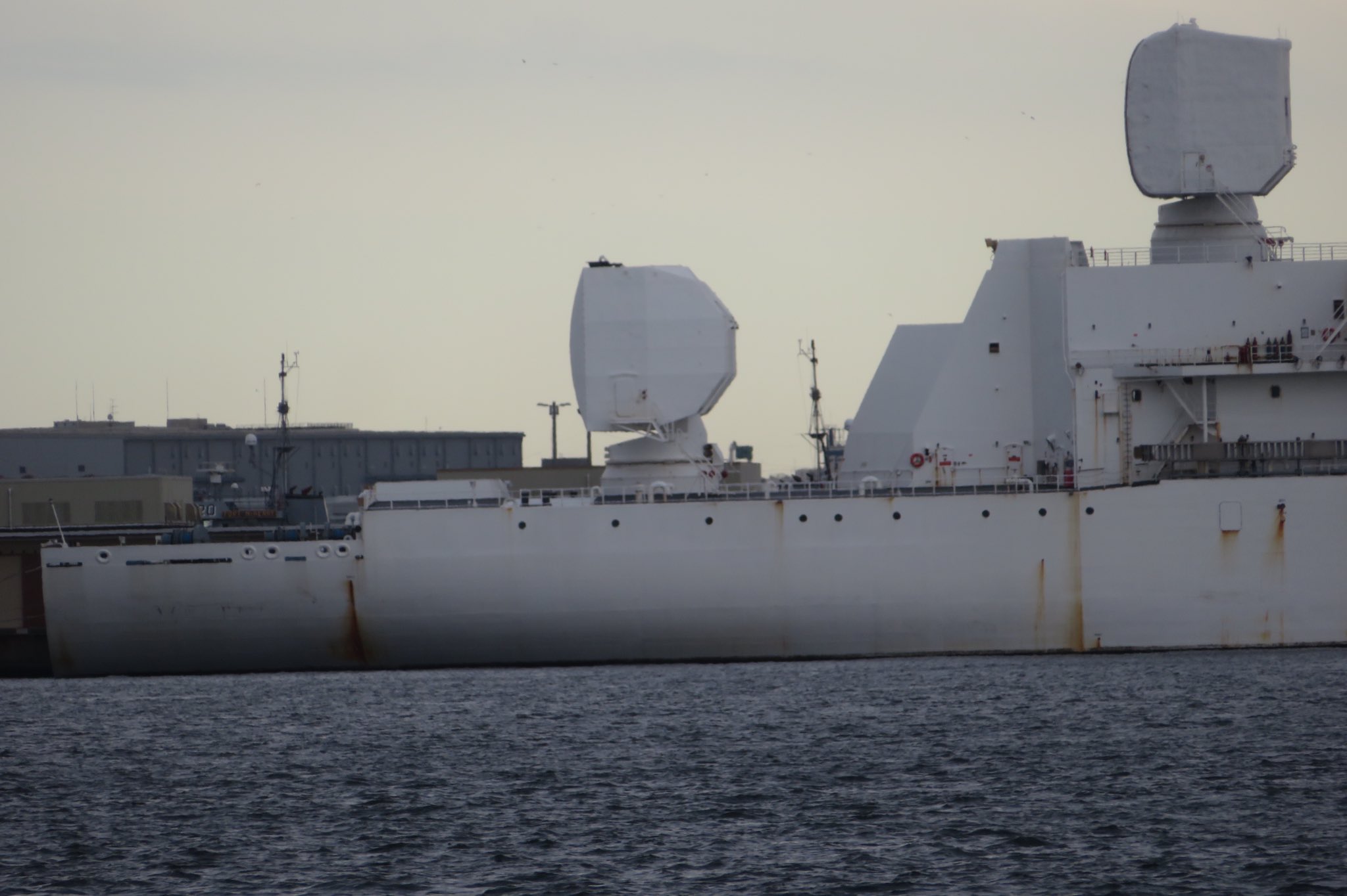 Lala 米海軍 横浜 ノースドック 瑞穂埠頭のミサイル追跡船 Usns Howard O Lorenzen T Agm 25 ハワード O ローレンツェン 煙突の後ろの2つの箱がx Bandレーダー T Co Gybuwoujdo Twitter
