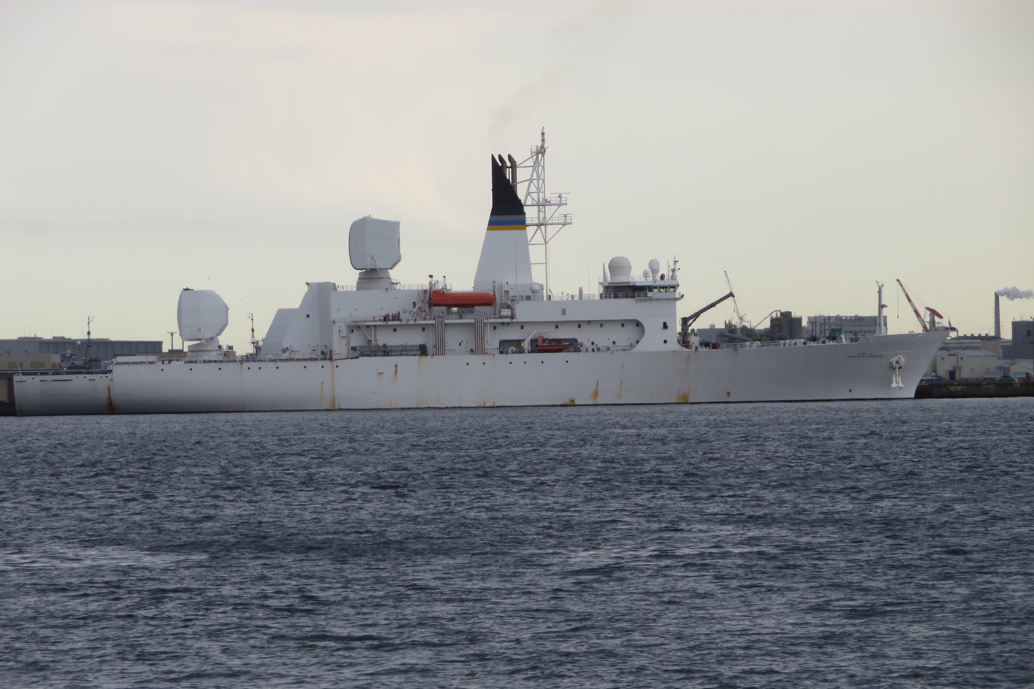 Lala Twitterren 米海軍 横浜 ノースドック 瑞穂埠頭のミサイル追跡船 Usns Howard O Lorenzen T Agm 25 ハワード O ローレンツェン 煙突の後ろの2つの箱がx Bandレーダー T Co Gybuwoujdo Twitter