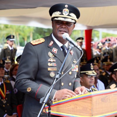 RNegrettiCh's tweet image. Otro especimén del Circo de los Hermanos Maduro. EL GENERAL CHORO,  sus medallas fueron obtenidas en una competencia de Trompo en Tucupita, en una carrera de Huacales llenos de dólares que se robó y en un torneo de chapita con el difunto Hugo Chavez....