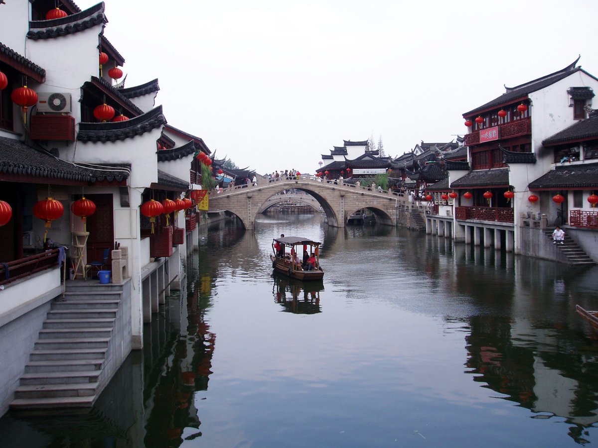 DestinationCHN's tweet photo. #Shanghai is home to several ancient towns that use waterway like roads. In these picturesque towns, locals and tourists alike travel on canal boats. A visit to one of these towns is an ideal day-trip from Shanghai. #DestinationChina https://t.co/IwPtfKRunJ