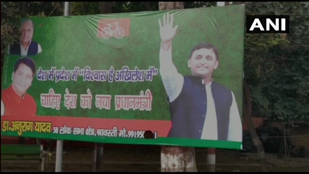 ANINewsUP's tweet image. Posters of &apos;We trust in Akhilesh- The country needs a new PM&apos; seen in the capital city of Lucknow.