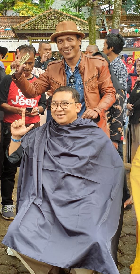 fadlizon's tweet photo. Potong rambut sambil pencitraan di titik yg persis sama ketika P ⁦@jokowi⁩ bbrp hari lalu di Situ Bagendit, Garut. Ternyata kebanyakan (hampir semua) para pemangkas rambut Garut pendukung P @prabowo. https://t.co/sB5J1vNoYf