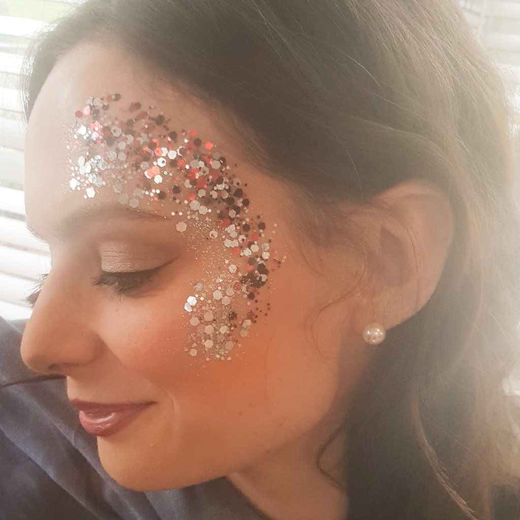 Glitter is magical stuff it is fun.

Yesterday at <a href="/TheCheshireMag/">The Cheshire Magazine</a> lunch at <a href="/chesterzoo/">Chester Zoo</a> 

#chester #glitter #theglitterbar
