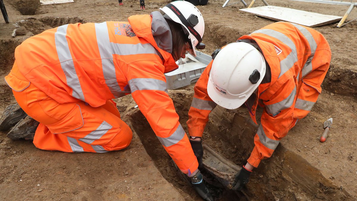 SkanskaUKplc's tweet photo. Archaeologists at the #HS2 project in St. James's burial ground in London have found the remains of explorer Matthew Flinders, who led the first circumnavigation of Australia &amp; is credited with giving the country its name. A thrilling find by the team in time for #australiaday https://t.co/8b0pWWrhAc
