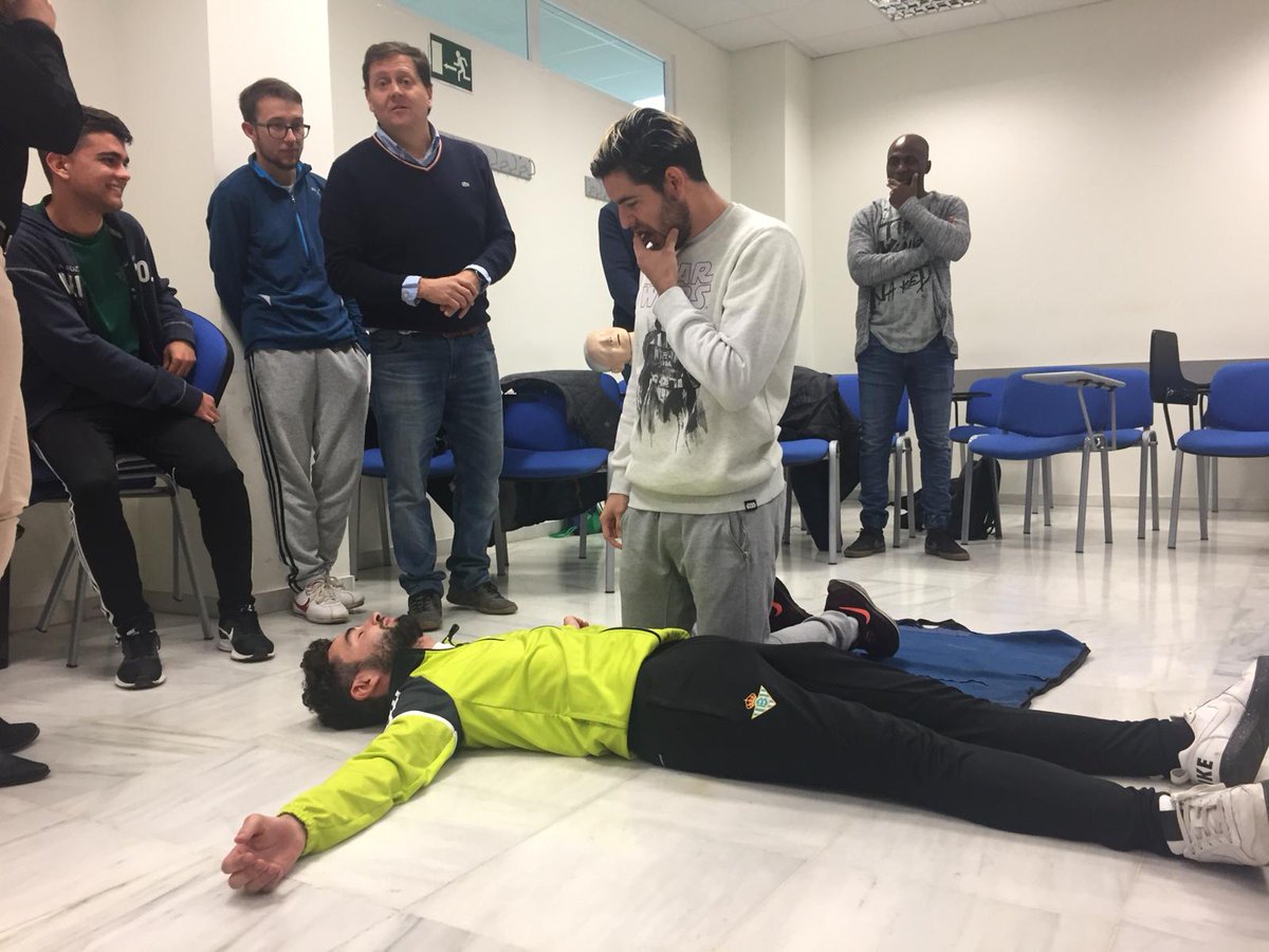 Curso #BASICO de Fútbol Sala de Sevilla. Clases de Primeros Auxilios y #RCP #Seguridad y #SaludDeportiva importante para los futuros #tecnicos. #FORMADORESDETUPASION #CEDIFA