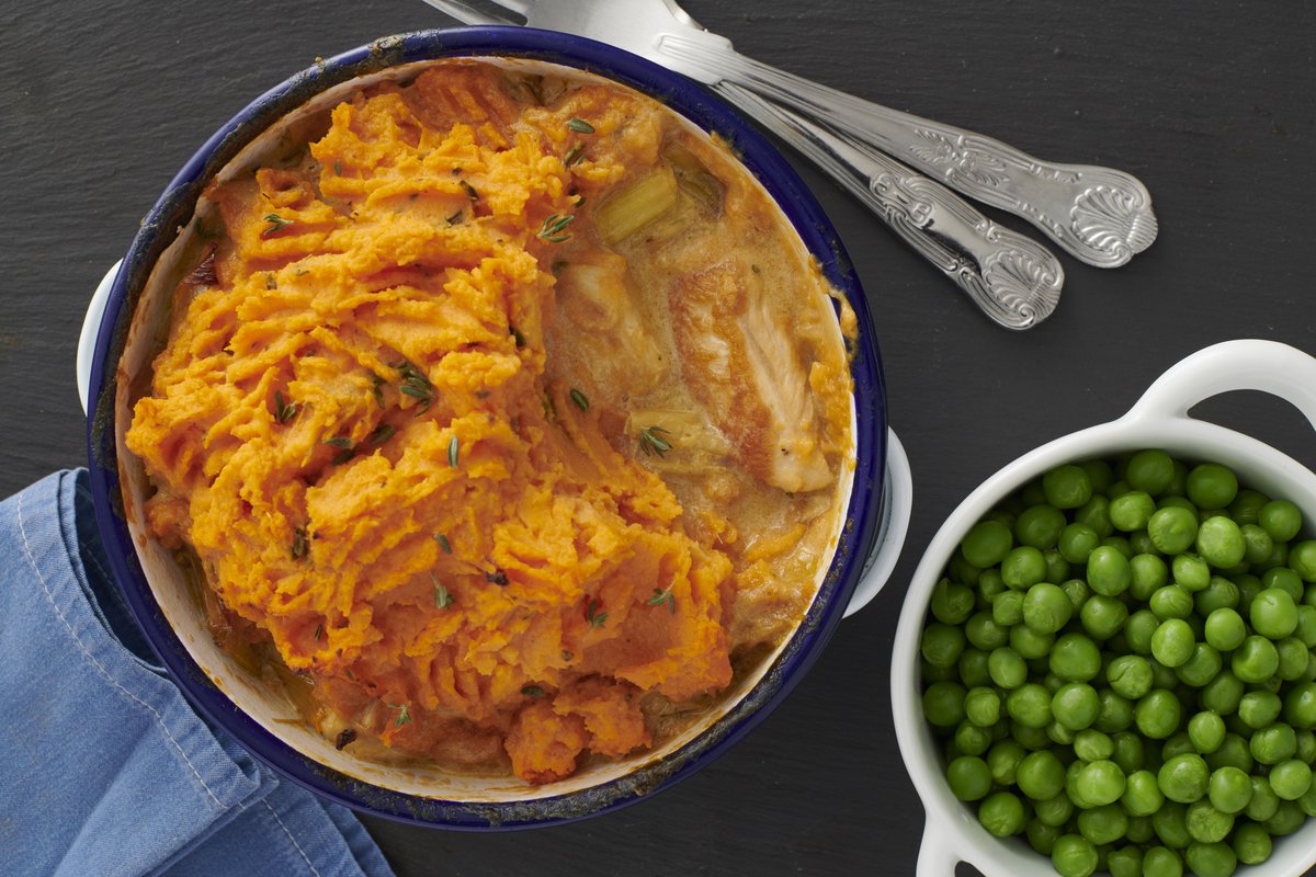 AvikoUK's tweet image. A twist on traditional chicken pie, this is comfort food at its best with chunks of pan-fried chicken, leeks and garlic in a creamy sauce all topped off with mashed sweet potato. #FoodieFriday