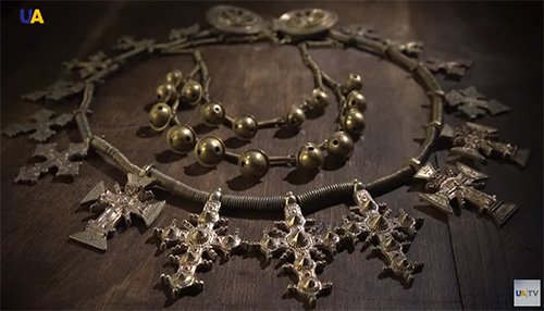 #Ukrainian traditional #necklace called “#zgarda” typical for western #Ukraine (#Carpathian region). It is made only from brass – crosses, jingle bells, springs, and a large round clasp called “#chepraha”
#Ukrainiannecklace #brassnecklace #jewelry #jewels #jewellery #folkclothing