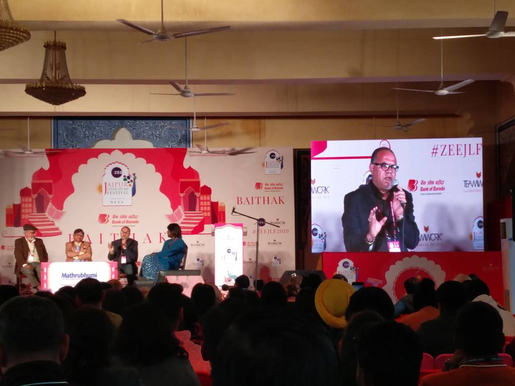 LitComm's tweet image. &quot;Angrezi badi buri bhasha hai. Mujhe aati nahi, isiliye aisa keh raha hoon.&quot; - Desraj Kali
#ZEEJLF2019 #MICAatJLF