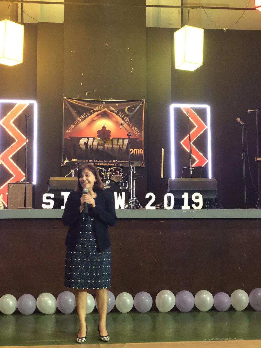 domnetustshs's tweet photo. HAPPENING NOW: Ma’am Erika Bolaños is giving her welcome remarks. 

#SIGAW2019 #DYGSHS https://t.co/i3qBLQPmdR