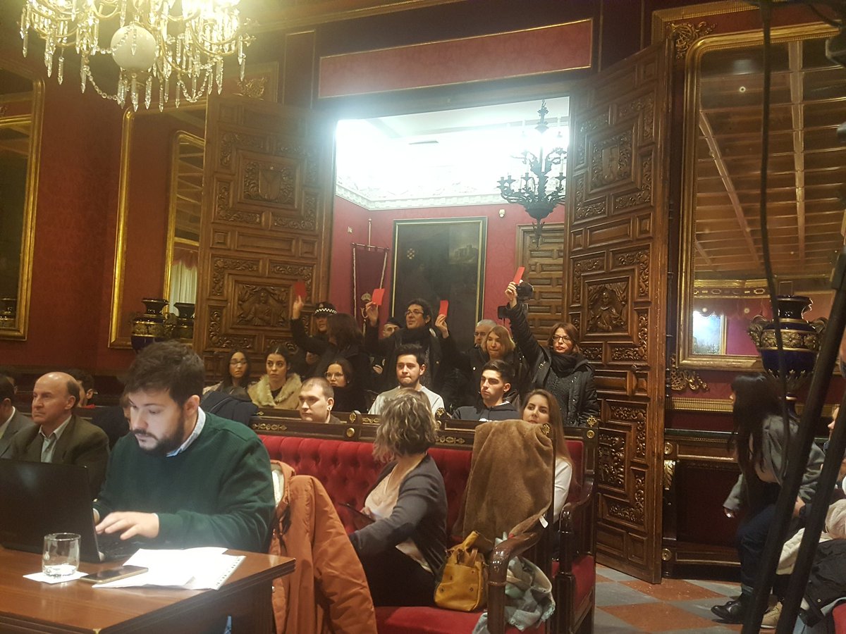 pilarfreud's tweet photo. Comienza el #PlenoGr con la aprobación del #ReglamentoDeServiciosSociales un documento importante sí. Pero como veis no resuelve los graves déficits. Mientras me llaman una vez mas mentirosa aparecen los profesionales en el pleno pidiendo dignidad! https://t.co/GBxIQcWDAk