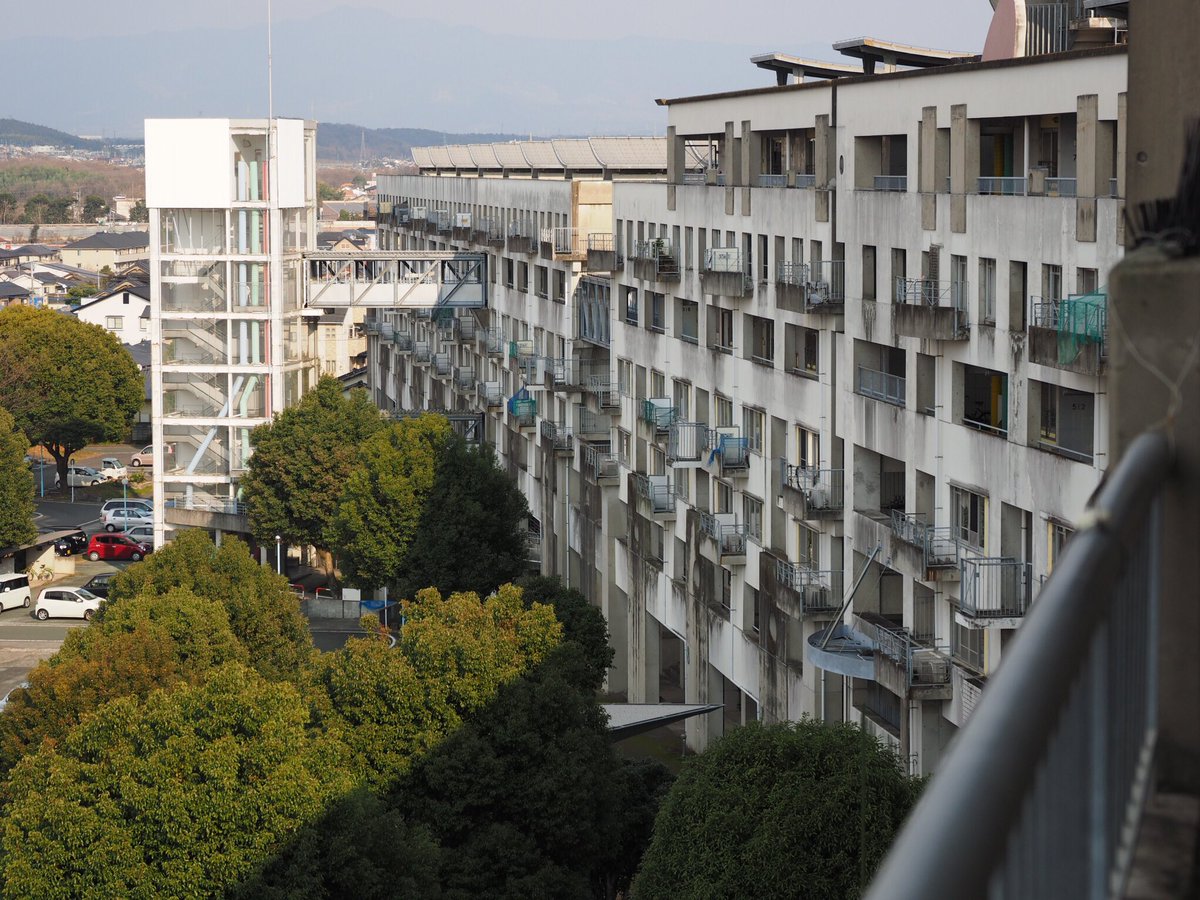 O Xrhsths プイ Sto Twitter 熊本市営新地団地 C街区 マックス7階建の長い長いスキップフロア住棟 エレベーターの１つが大胆に 外付けされているのだが 何とエレベーターに階段も付いていた くまもとアートポリス 団地