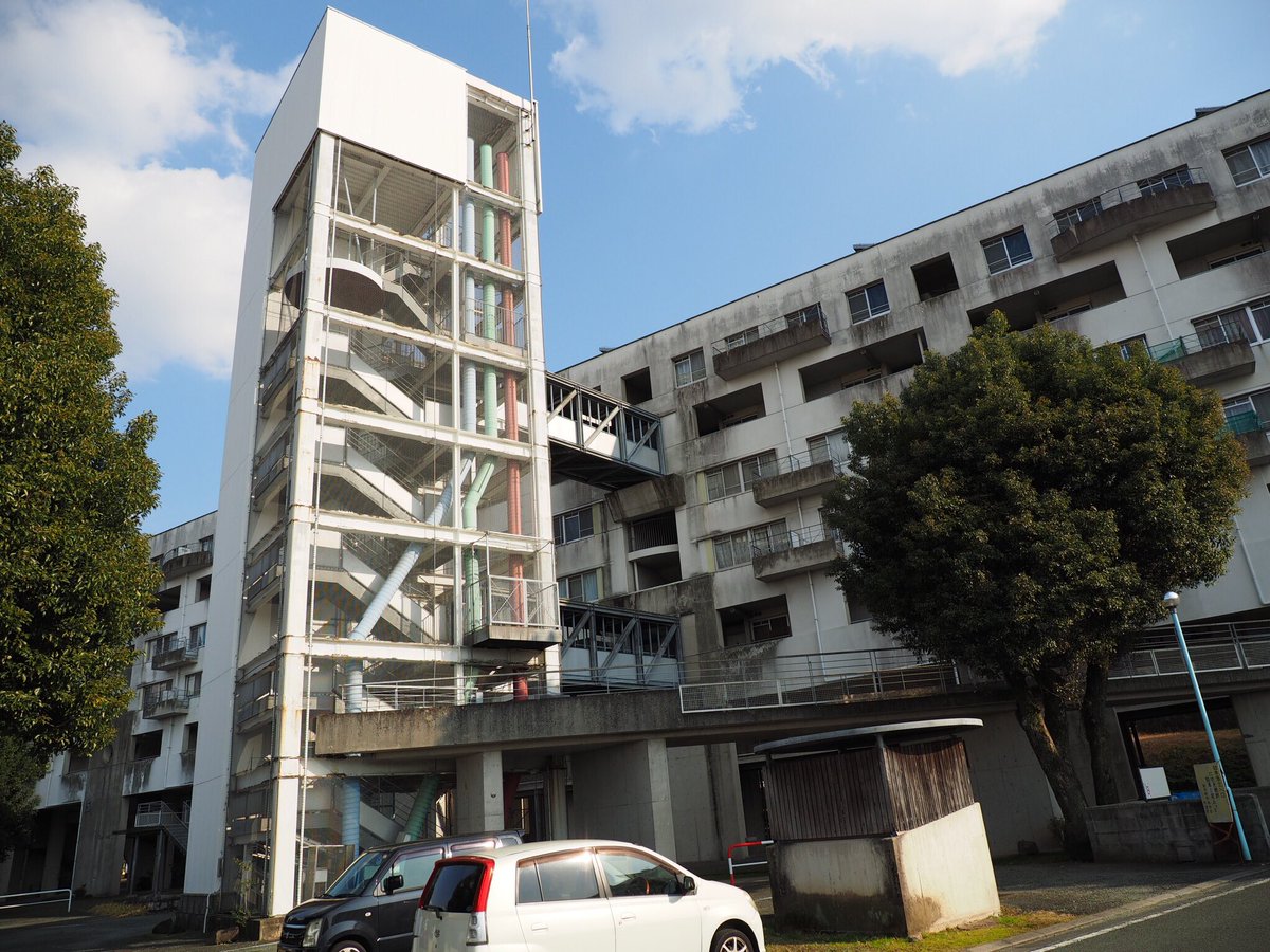 O Xrhsths プイ Sto Twitter 熊本市営新地団地 C街区 マックス7階建の長い長いスキップフロア住棟 エレベーターの１つが大胆に 外付けされているのだが 何とエレベーターに階段も付いていた くまもとアートポリス 団地