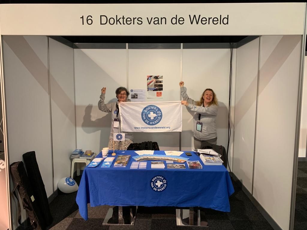 doktersvdwereld's tweet image. Op het LOVAH congres in Utrecht zijn onze collega's Carola en Mirjam vandaag ter plaatse om huisartsen te vertellen over mogelijkheden voor ongedocumenteerden in de zorg. Ben jij op het LOVAH congres? Bezoek onze stand! #doktersvandewereld #artsenzondermensen #lovah