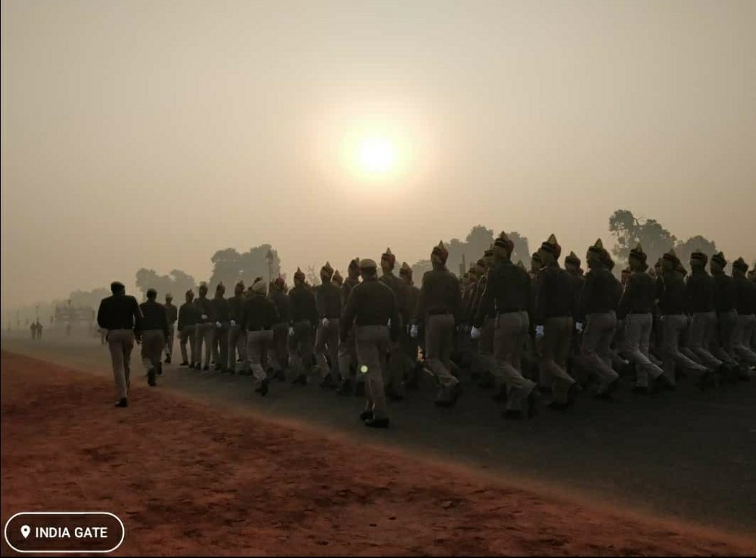 SurbhiA_Mohan's tweet photo. Took this picture a couple of days ago on my early morning run to #IndiaGate. Silhouette of a coordinated troop of soldiers marching down the Rajpath Area.
Feeling: Surreal!
#RepublicDay #ParadePractice #IndianSoldiers 📍#NewDelhi https://t.co/deyDWTDUZZ