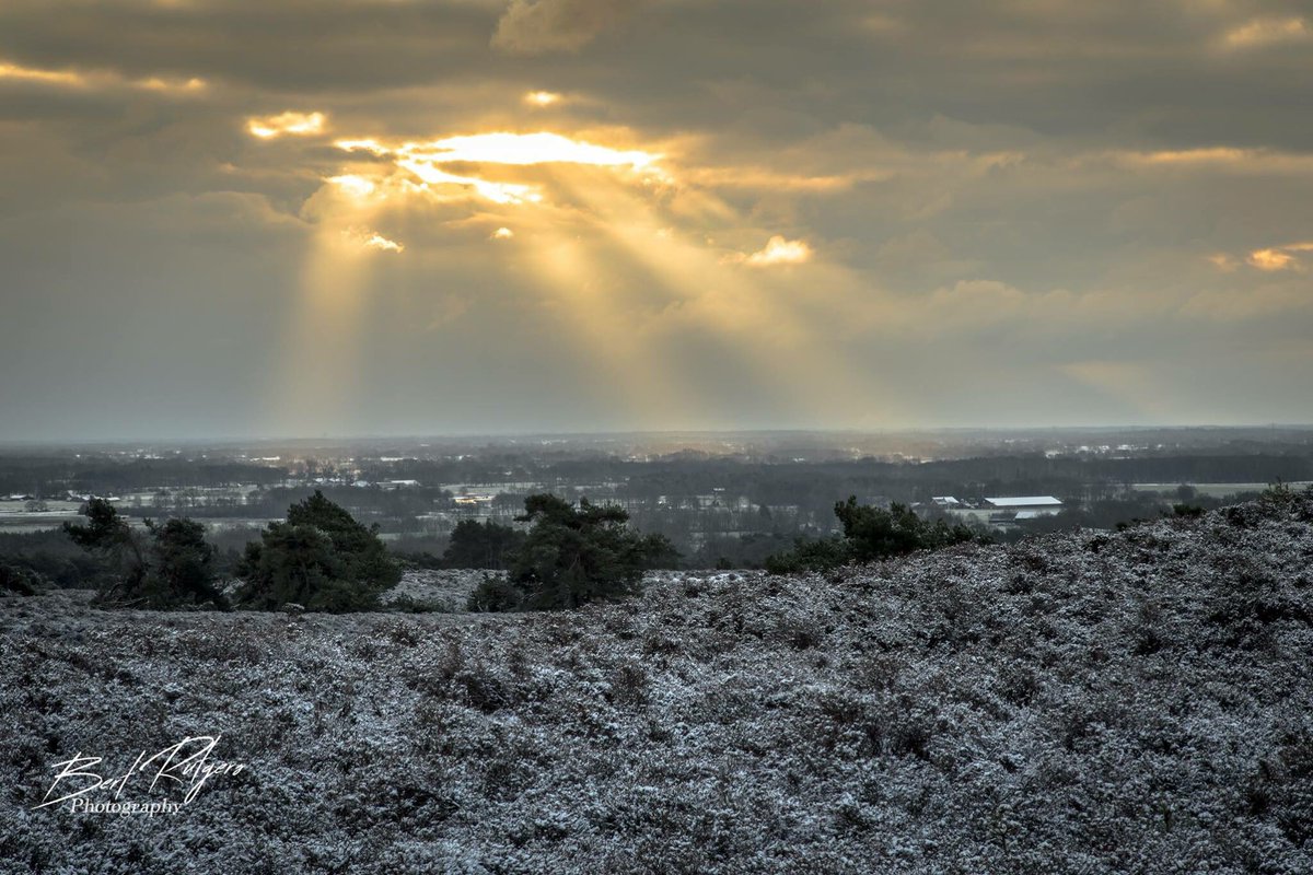 Goedemorgen allen....  maak er een mooie dag van en wees zelf het zonnestraaltje.......