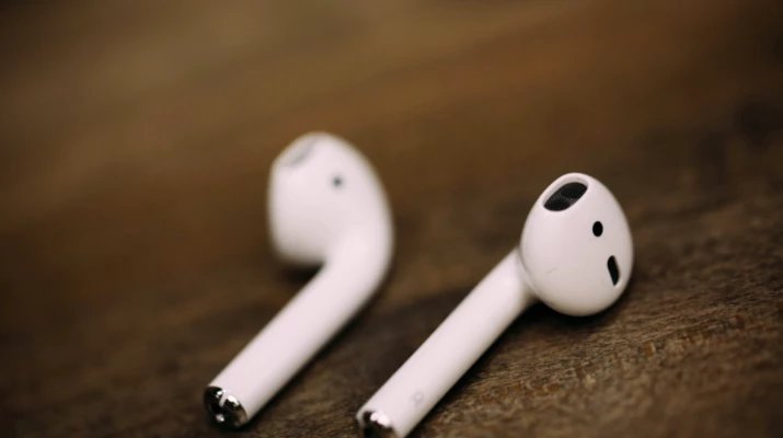 Insidertech4U's tweet photo. ‘Hey Siri’??--- See whats next for #Apple #AirPods2  #technews   
 Learn More:---https://t.co/Zlkr0zCFkR https://t.co/ZJGlMqBRSv