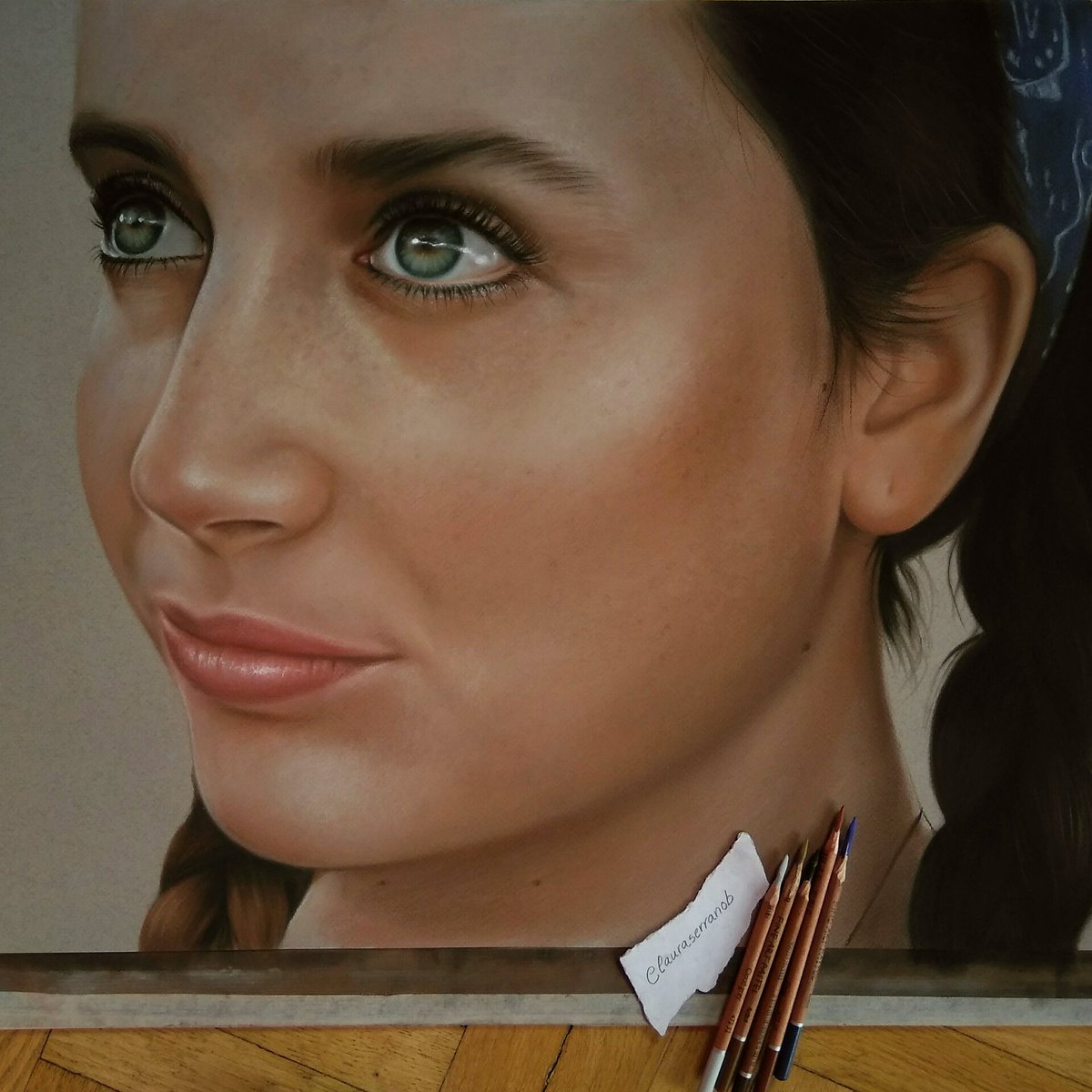 Finished!! 😍 

The great singer <a href="/nataliafustes/">Nat</a> 😊🎼

#drawing #portrait #kafka #exhibition
#softpastel #pencil #pencildrawing #sketch #fanartfriday