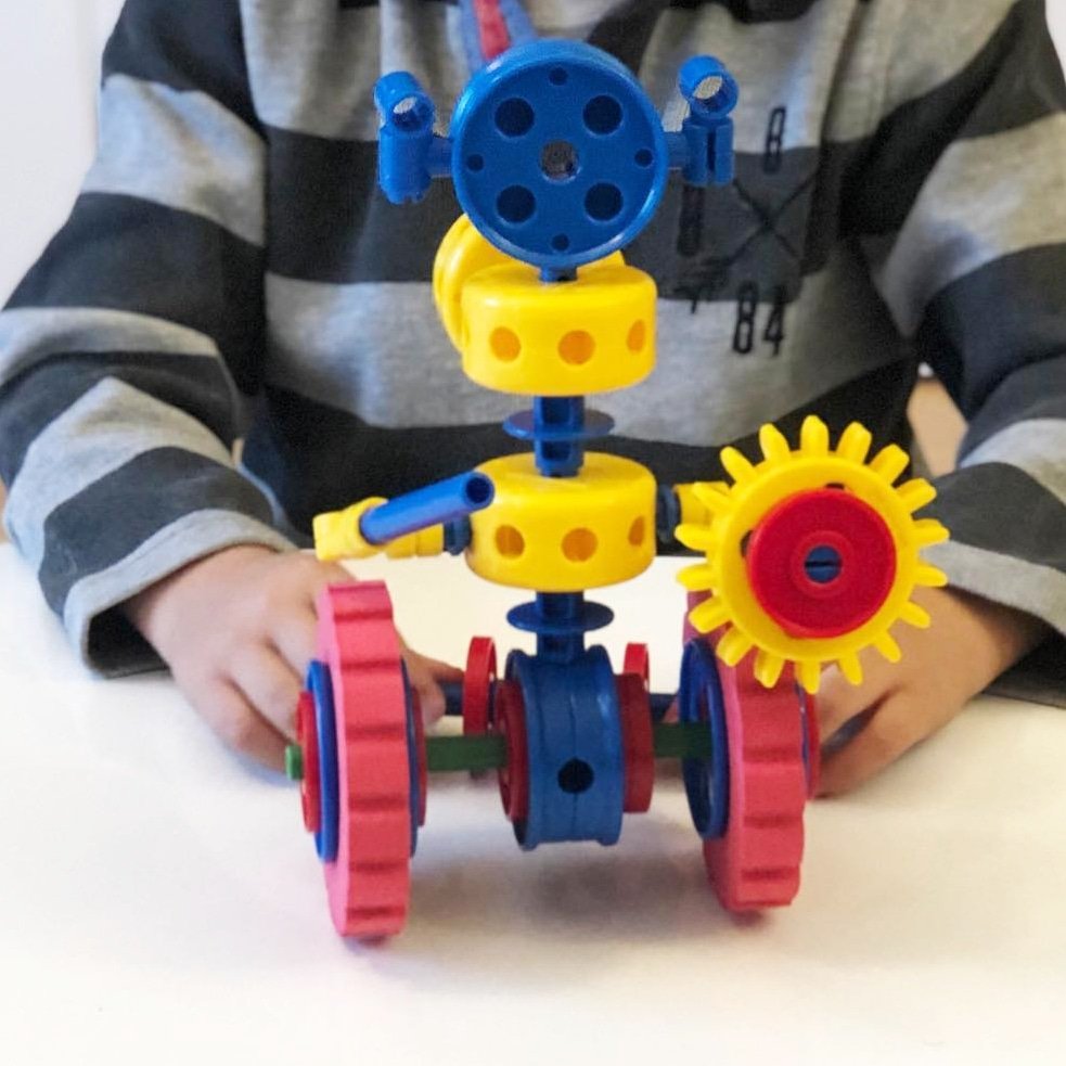 PlayBroks's tweet image. Pasando la tarde #sinpantalla. 
He tomado fotito prestada de @Desmadreando

#juguetesdivertidos #desarrollacreatividad #imaginación #tacto #motricidadfina #stem #aprendiendo #jugarenfamilia #robots #playbroks