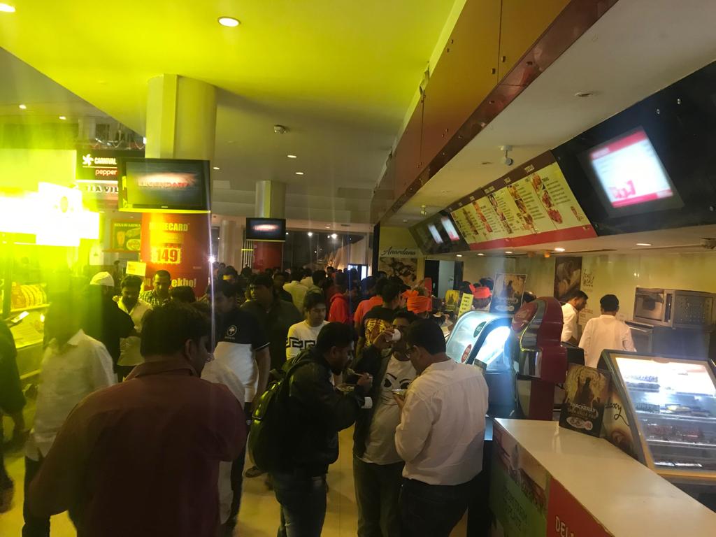 The 48 hour long showcase began at 4 a.m! Thousands of people came together to watch and celebrate #Thackeray! 
Here's a look at how people welcomed #ThackerayTheFilm!
Book your tickets here:
<a href="/bookmyshow/">BookMyShow</a>: bit.ly/Thackeray-BMS 
Have a look here: bit.ly/ThackerayFilm-…