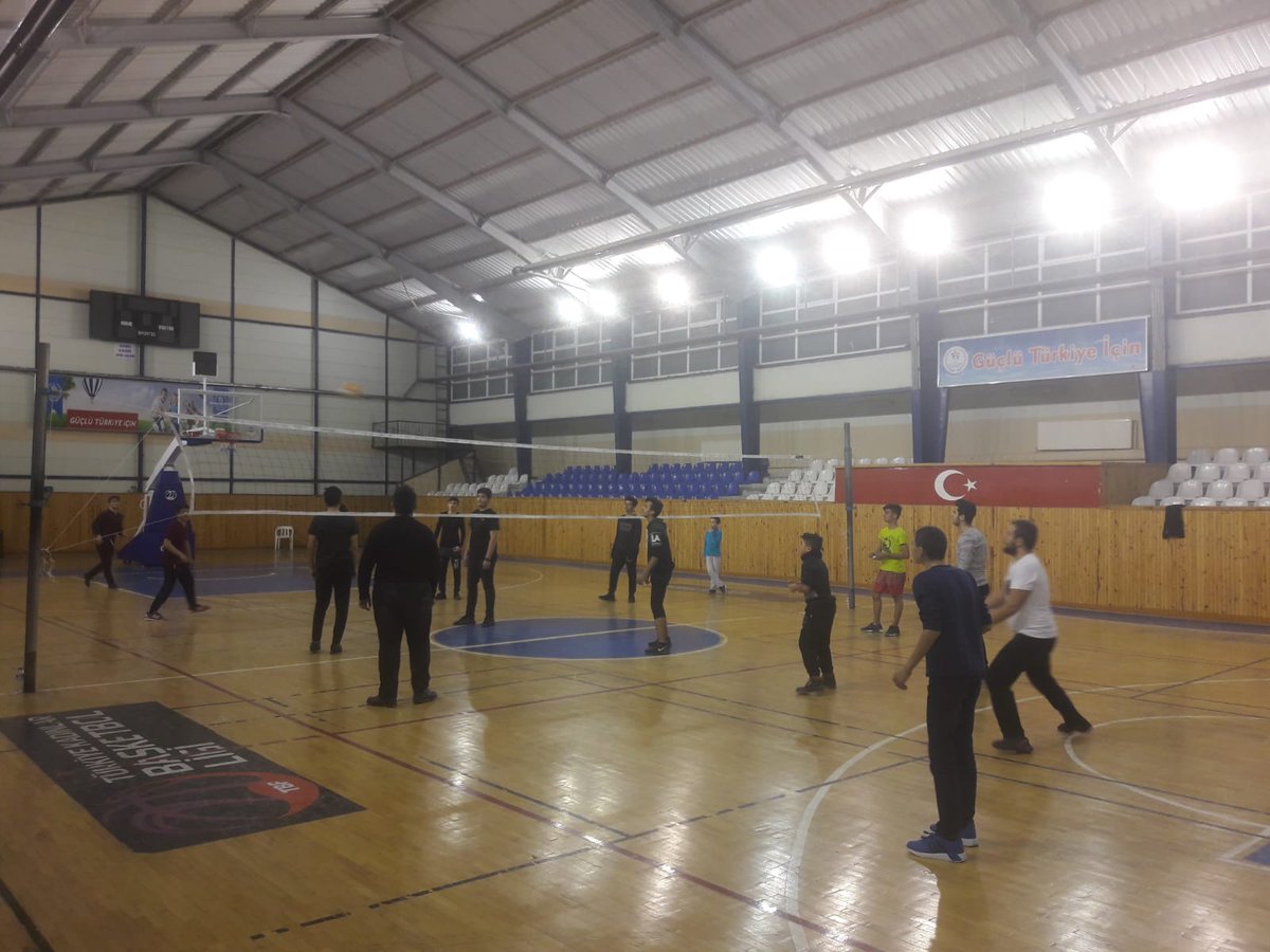 Avanos_GHSIM's tweet photo. #SoğukZamanlardaSıcakSalonlarımızdaSpora Avanos'lu Voleybol Severlerin, Atatürk Spor Salonu'muzdaki Müsabaka Görüntüleri..😊🏐 @kasapoglu @hamzayerlikaya @SinanAksu24 @mehbaykan @m_unluer https://t.co/He0RVBNaEo