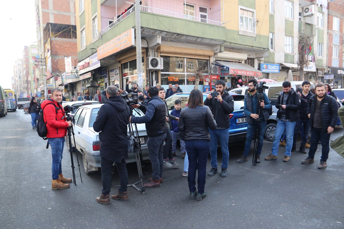 dempartiamed's tweet photo. Cezaevi önünde Leyla Güven'in tahliyesini bekliyoruz. Amed halkı cezaevi önünde toplanıyor. https://t.co/PolZuqbbGU