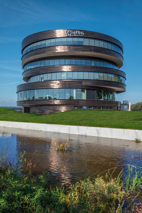 Vanmiddag verwelkomen we 60 bezoekers in het belevingskantoor van Appèl B.V.. Zij nemen deel aan de architectuurvisite van <a href="/BAI_DenBosch/">BAI Den Bosch</a>.  Na een korte presentatie door de architecte volgt een rondleiding door het gebouw. We wensen iedereen een fijne en inspirerende middag!