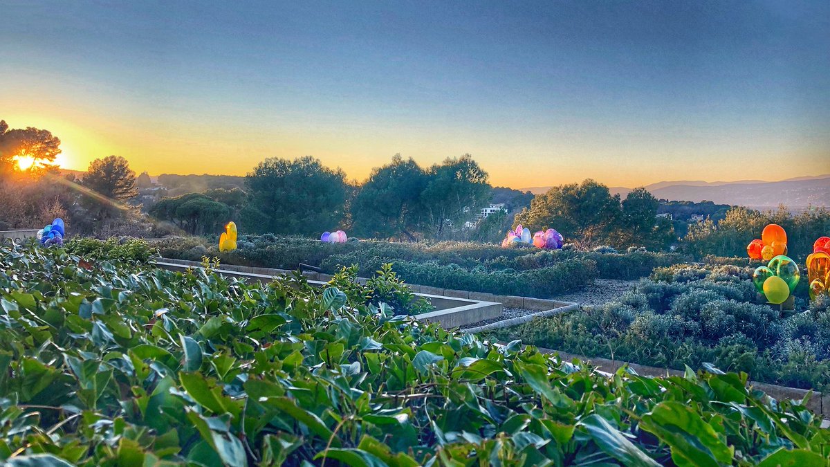 LeMasCandille's tweet photo. The #sunrays were seeking out the beautiful #glass #dunes by @AntoinePierini on our #roofgardens last night during #sunset! Sit back &amp; soak up the nightly show with a glass of your favourite tipple in your hand and relax! #CotedAzurFrance #Mindfulness https://t.co/sFjOzw3zHD
