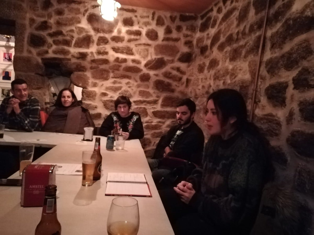 Onte compartimos unha velada inesquecible con @AranchaNogueira! O  feminismo a través da lingua e da poesía, nunha atomosfera de emocións e  sentimentos. Grazas a todas por vir e grazas OTarao por acollernos! Benvida á casa, Arancha #UnCaféCon