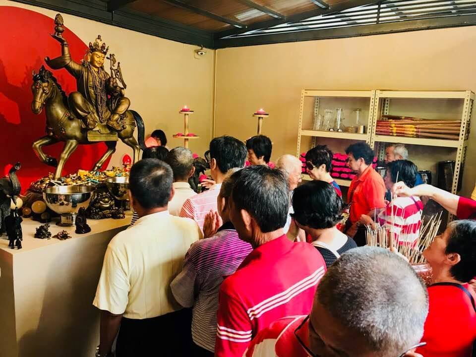 ForidiHomaun's tweet image. 这些人拜过金泽财王后，有些人在短时间内多次买字中奖，有些几十年不曾中奖的人也突然中了奖。
bit.ly/2MBrFbX
#Kechara #TsemRinpoche #tsemtulku #DorjeShugden #Shugden #DalaiLama #Tibetans #Malaysia #Bentong #miraculous #wishes #financial #cash #poor #business #lucky #blessed