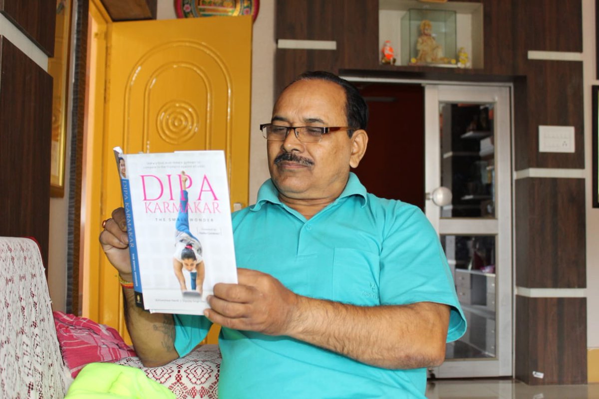 DipaKarmakar's tweet photo. Baba finally reading the #TheSmallWonder 😁 https://t.co/DFh0Q1zYxM