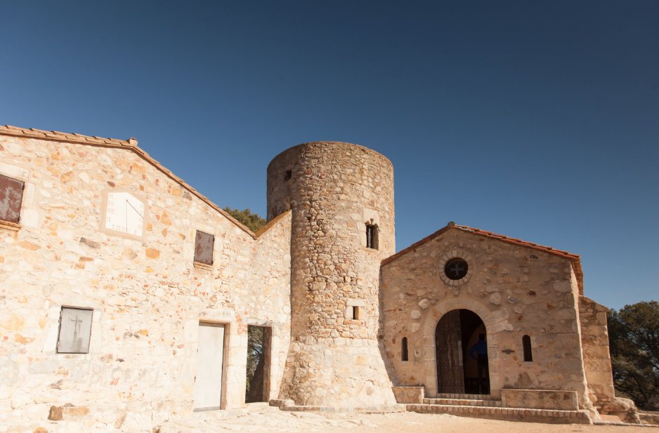 Avui et recomanem visitar la fascinant Ermita de Santa Bàrbara. 
Anima’t a descobrir aquesta joia del segle XVI declarada bé cultural d’interès nacional!