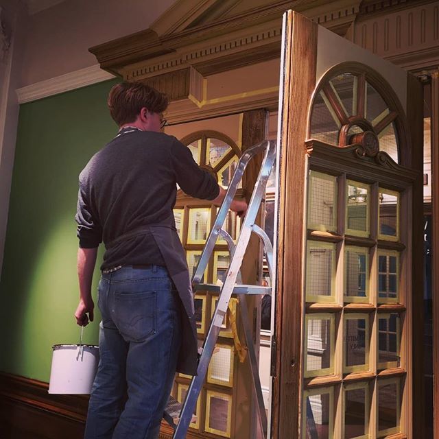 Britain_andCo's tweet image. This week we have been getting the first working in for our traditional oak graining at Lords Cricket Ground. A fascinating place to see behind the scenes. 
#graining #decoration #interiordecoration #heritagedecoration #craftsmen #bespoke #luxuryinterior… bit.ly/2Mv7clI