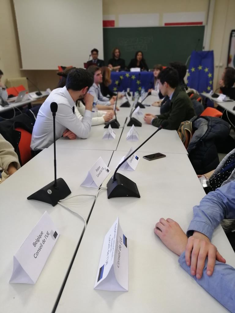 2019Sim's tweet photo. Les délibérations sont sur le point de commencer ! 🇪🇺 https://t.co/jzVp8fCPyO