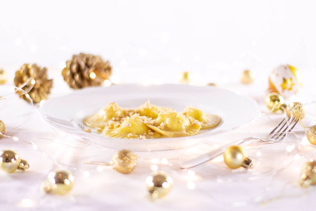 Cook_Lab's tweet photo. From North to South with their own traditions, and toppings, this is the #Italy and love for #pasta. Today we stop in #Piedmont: #toma #ravioli with butter and sage with a shower of #hazelnuts. https://t.co/TvyRcbIJOx @Tortona_Oggi https://t.co/aFO31I7RCC