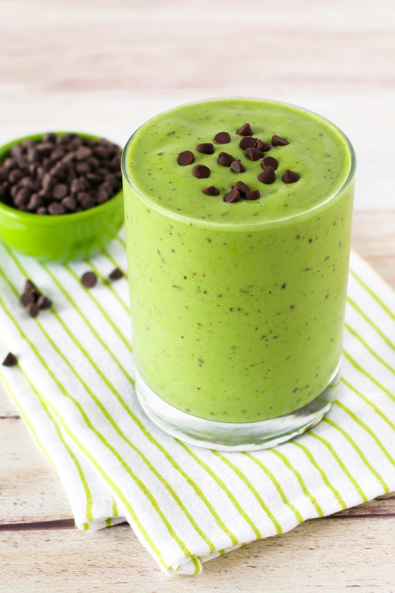 #dairyfree mint chocolate chip smoothie. so creamy and delicious! buff.ly/2G0Rwpf