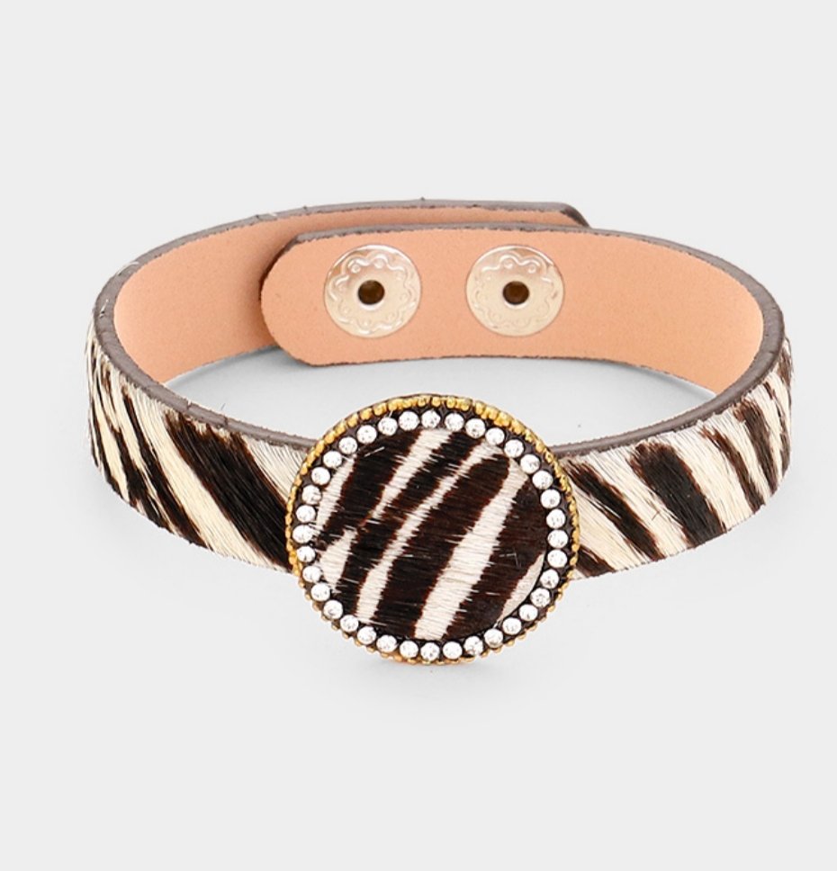 shestylestoo's tweet photo. ANIMAL Pattern Bracelets $20
Direct Message to Purchase. We accept PayPal, Square or Cashapp. Price does not include shipping.
#zebraprint #cheetah #woodearrings #lady #preppy #monogram #gift #jewelrystore #monogramlove #earrings #shestylestoo #shestylesyou #class #buy https://t.co/QoPAL1pp2D